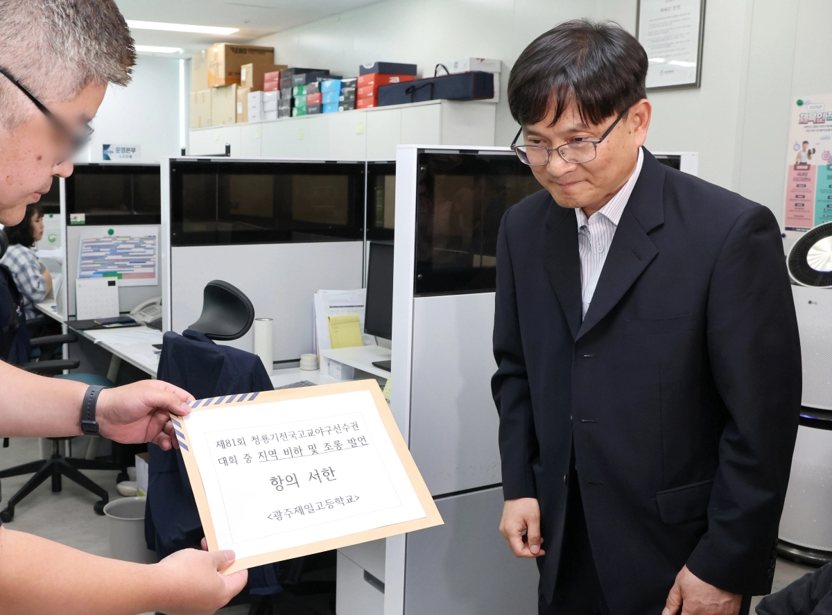 이규연(오른쪽) 광주일고 교장이 지난달 30일 서울 송파구 대한야구소프트볼협회를 방문해 전날 서울 목동구장에서 열린 제81회 청룡기 전국고교야구선수권대회 배재고와의 경기 도중 배재고 일부 선수들의 응원 구호 논란과 관련해 항의서한을 전달한 뒤 굳은 표정을 짓고 있다. 2026.6.30 연합뉴스