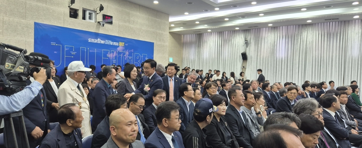 위성곤 제주지사가 1일 도청 탐라홀에서 열린 취임식에서 참석자들과 일일이 악수를 나누고 있다. 제주 강동삼 기자