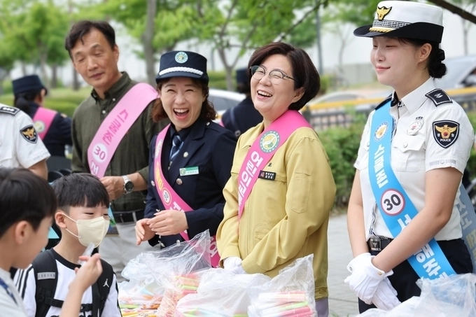 김보라 안성시장이 1일 백성초등학교 앞에서 어린이 교통안전 캠페인에 참여하고 있다.안성시 제공