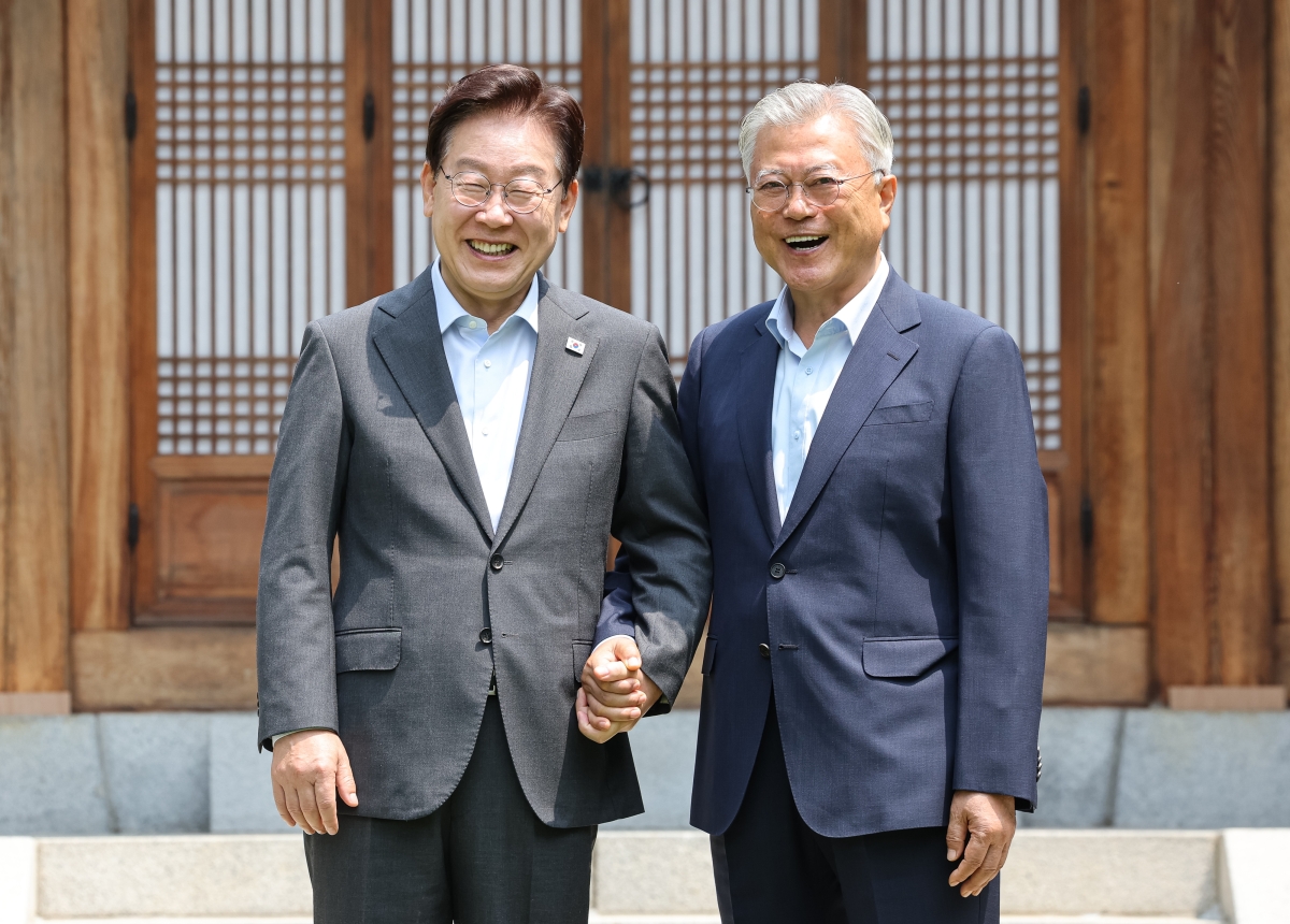 활짝 웃는 李대통령·文 전 대통령