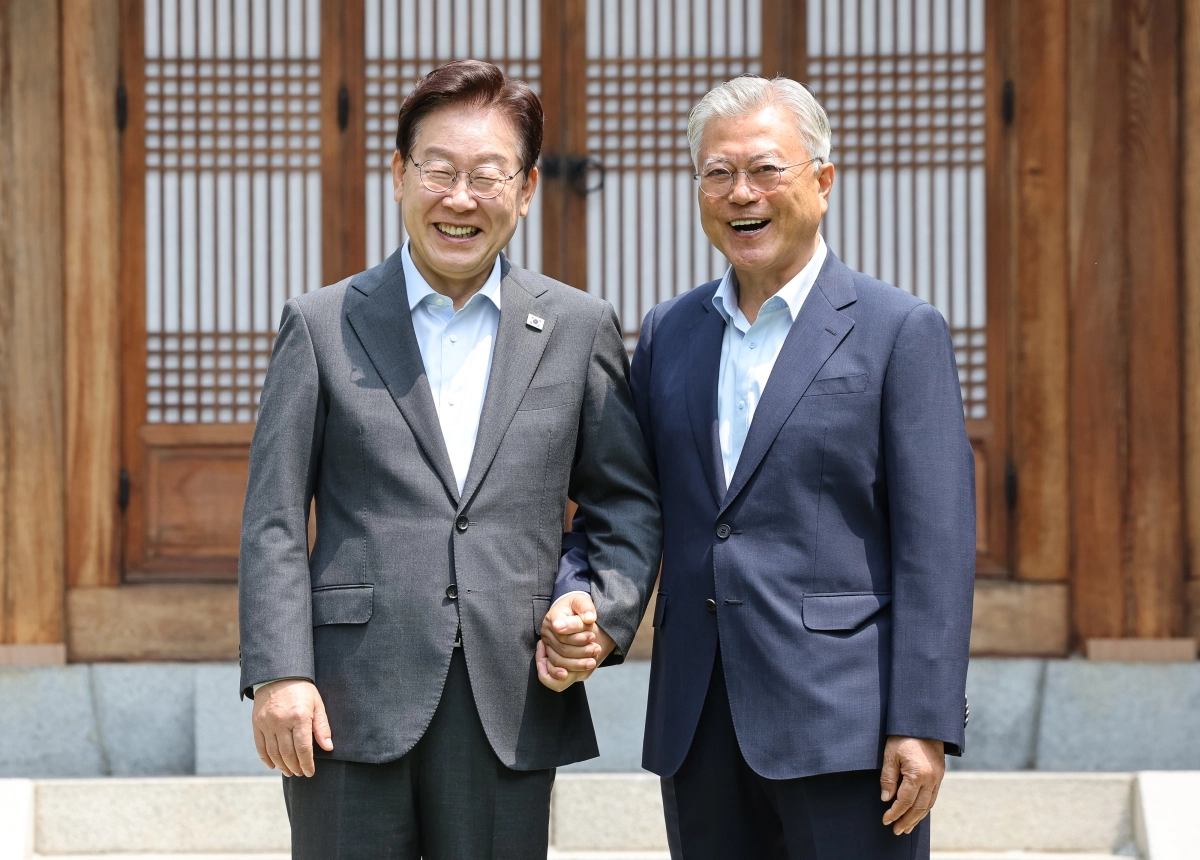 활짝 웃는 李대통령·文 전 대통령