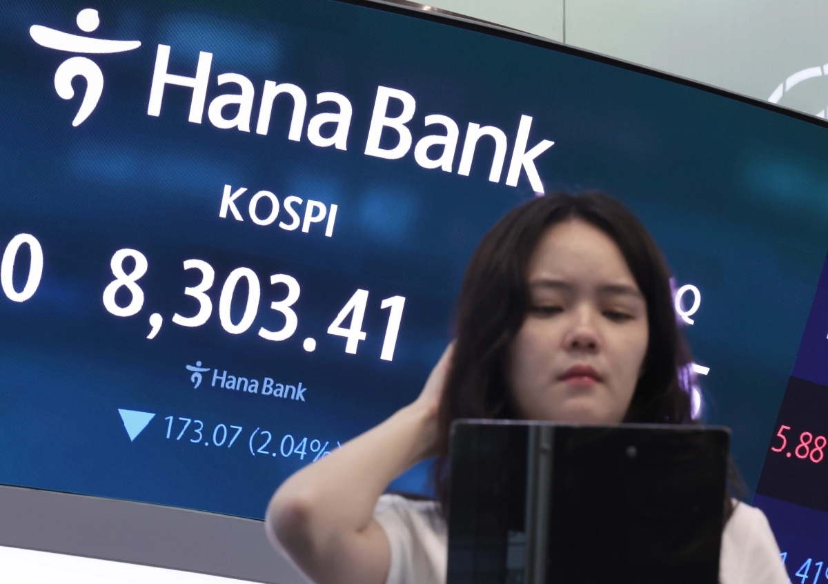 코스피 2% 하락, 8,303.41 마감