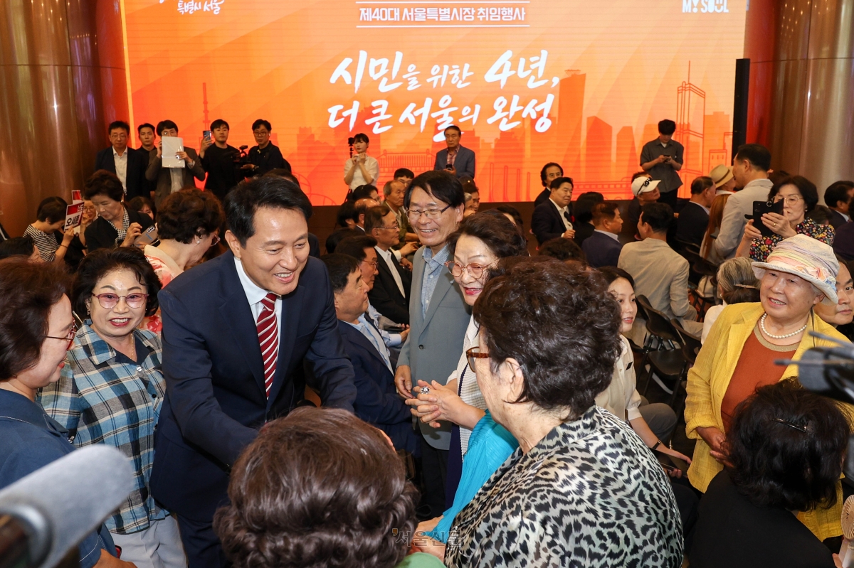 오세훈(왼쪽 세 번째) 서울시장이 1일 시청에서 열린 취임식에 참석한 시민들과 악수하고 있다. 취임식에 참석한 1500명의 시민들은 서울시에 바라는 점을 담은 소망카드를 작성해 오 시장에게 전달했다. 도준석 전문기자