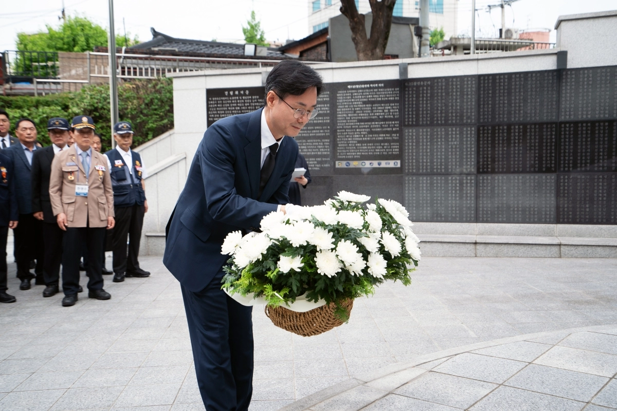 최동민 동대문구청장이 1일 전농동 충혼탑을 찾아 참배를 하고 있다. 동대문구 제공