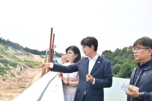 서준오 서울 노원구청장이 1일 백사마을 재개발 사업 현장에서 관계자의 보고를 받고 있다.  노원구 제공