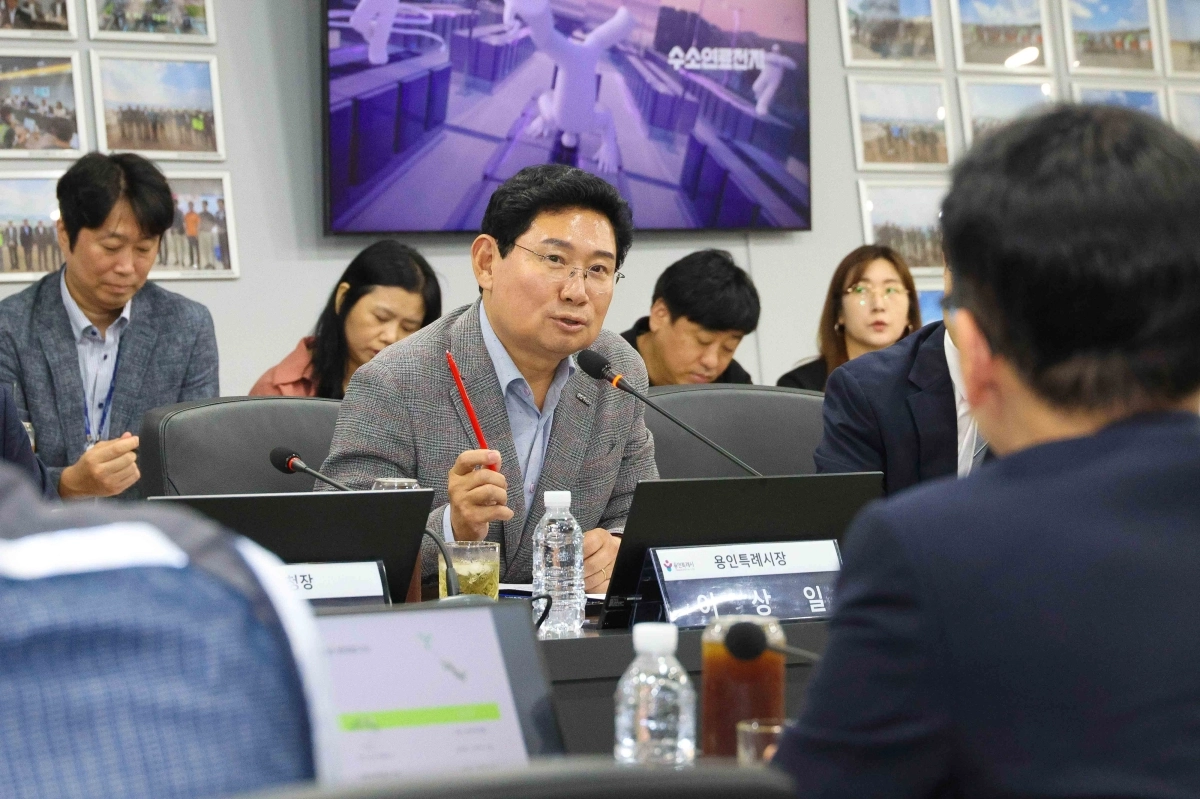 이상일 용인시장이 1일 원삼면 용인반도체클러스터 일반산단 현장사무실을 방문해 발언하고 있다. 용인시 제공