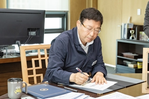 김경호 서울 광진구청장이 1일 집무실에서 민선 9기 1호 결재안에 서명하고 있다.  광진구 제공