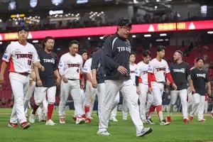 스타벅스 조롱 응원 파문 대리전쟁, SSG-KIA전 4시간 22분 혈투 끝에 무승부로 끝나