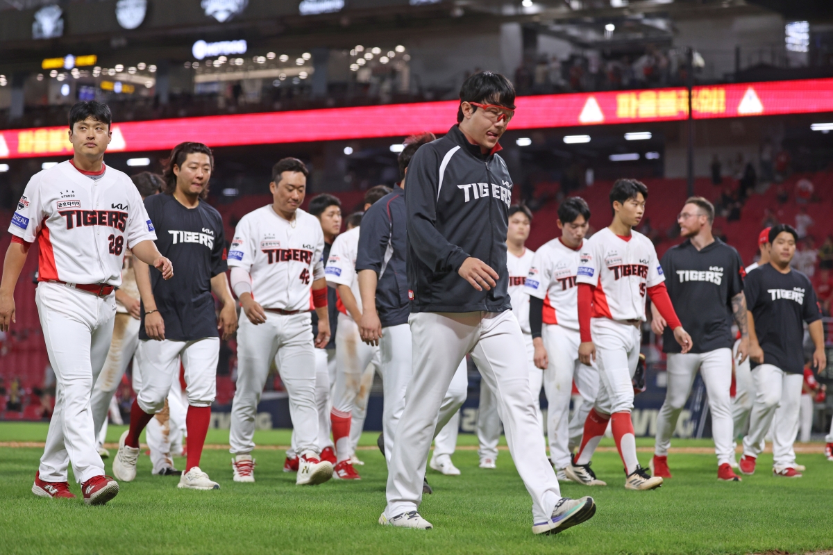 KIA 선수들이 1일 SSG와의 연장 혈투가 6-6으로 마무리되자 허탈한 표정으로 그라운드를 벗어나고 있다.                               KIA 타이거즈 제공