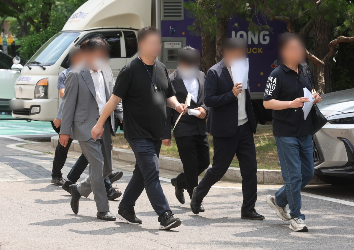 1000억원이 넘는 대규모 자금을 조달해 주가조작을 한 혐의를 받는 피의자들이 1일 서울남부지법에서 열린 구속 전 피의자 심문(영장실질심사)에 출석하고 있다. 2026.7.1. 연합뉴스