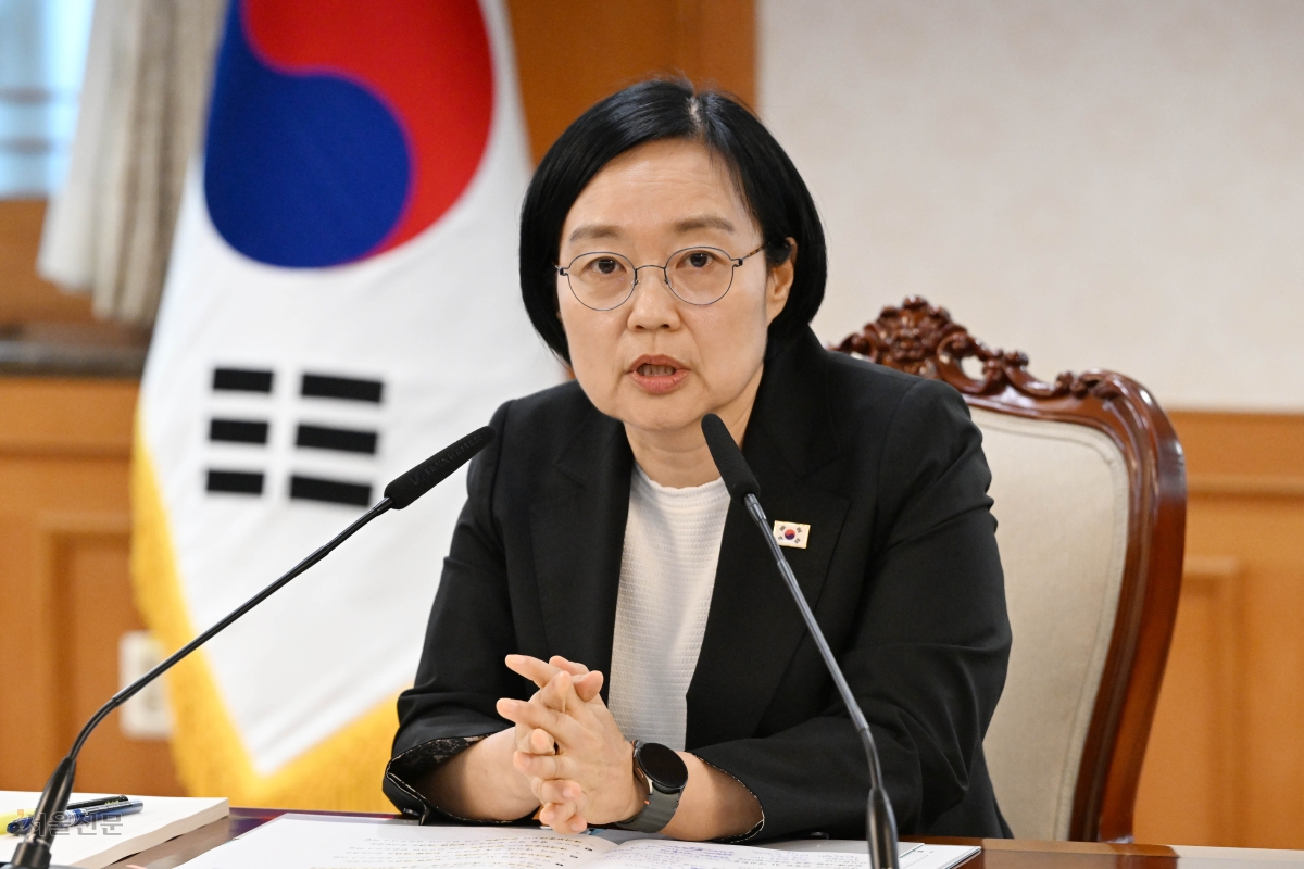 한성숙 국무총리가 1일 정부서울청사에서 취임 후 첫 공식 일정으로 인공지능(AI) 관계장관 간담회를 주재하며 발언하고 있다. 홍윤기 기자