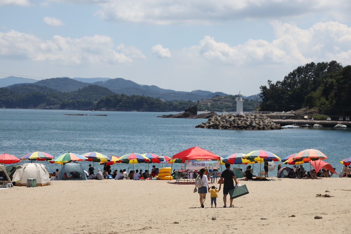 경남 사천의 유일한 지정 해수욕장이자 여름 힐링 명소인 남일대해수욕장이 10일 관광객을 맞는다. 사천시 제공