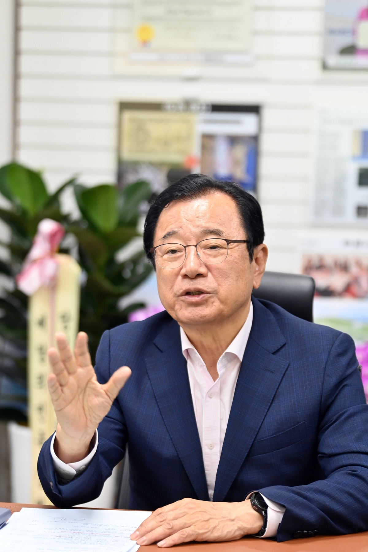 재선에 성공한 이현재 경기 하남시장이 1일 서울신문과의 인터뷰에서 민선 9기 핵심 사업인 미사섬 국가정원과 K스타월드 사업 병행 추진에 대해 설명하고 있다.  하남시 제공