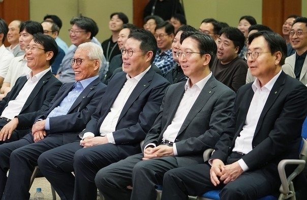김규영(왼쪽 두 번째) HS효성 회장과 조현상(세 번째) 부회장 등 경영진이 지난달 30일 서울 마포구 본사에서 열린 HS효성그룹 창립 2주년 행사에 참석하고 있다. HS효성 제공
