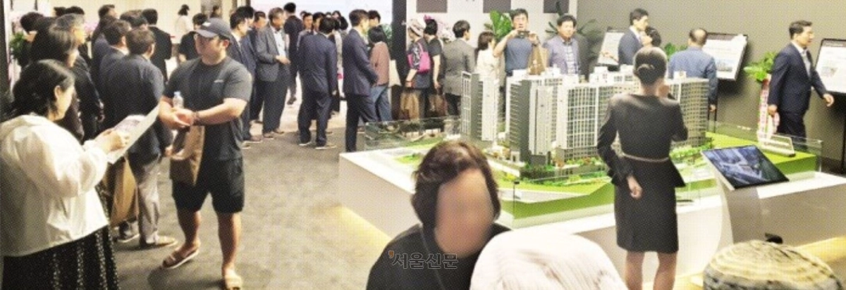 지난달 26일 관람객들이 ‘의왕 백운밸리 리젠시빌 란트’ 견본주택을 둘러보고 있다.