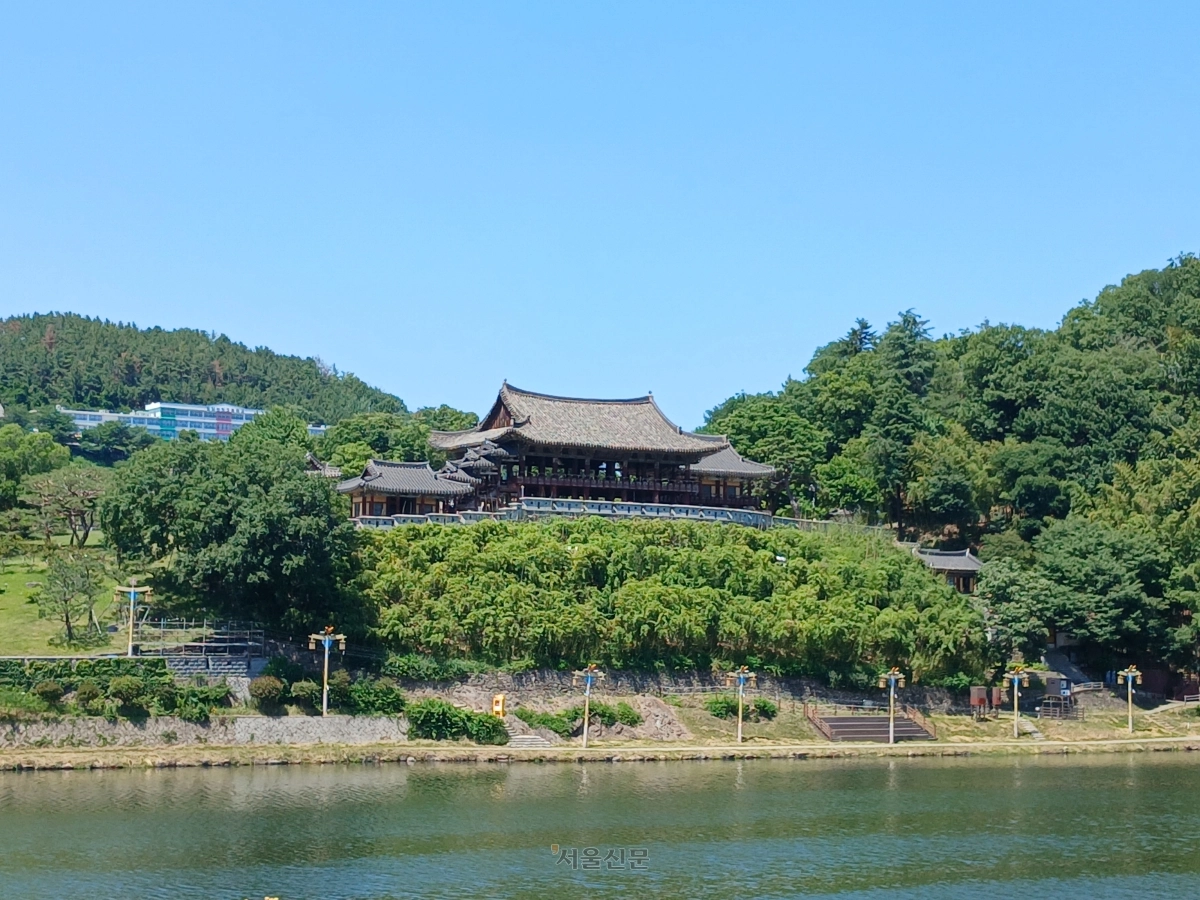 밀양의 상징과도 같은 영남루. 밀양강 건너에서 바라본 모습이다.