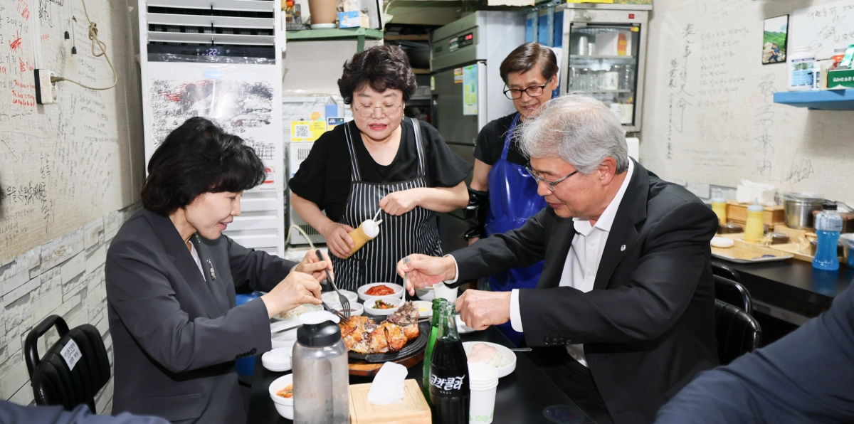 임종룡(맨 오른쪽) 우리금융 회장과 김은경(맨 왼쪽) 서민금융진흥원장이 1일 서울 종로구 창신골목시장 내 ‘우리 새희망가게’로 선정된 통닭집을 찾아 식사를 하고 있다. 우리금융 제공