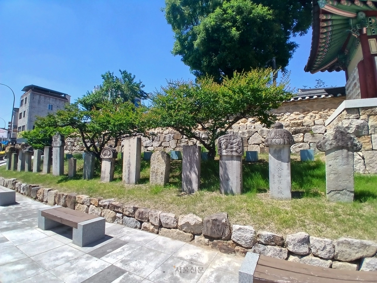 밀양 관아 앞에 조성된 비석거리. 각종 송덕비가 장관을 이룬다.