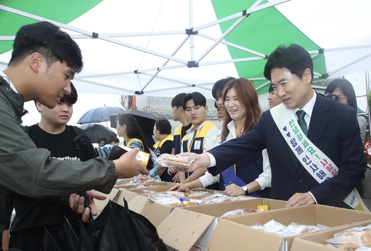 김대중 전남광주통합교육감이 취임 첫 일정으로 AI·에너지 분야 마이스터고로 새롭게 지정된 목포공업고등학교를 찾아 등교하는 학생들에게 간편식을 나눠주며 격려하고 있다.