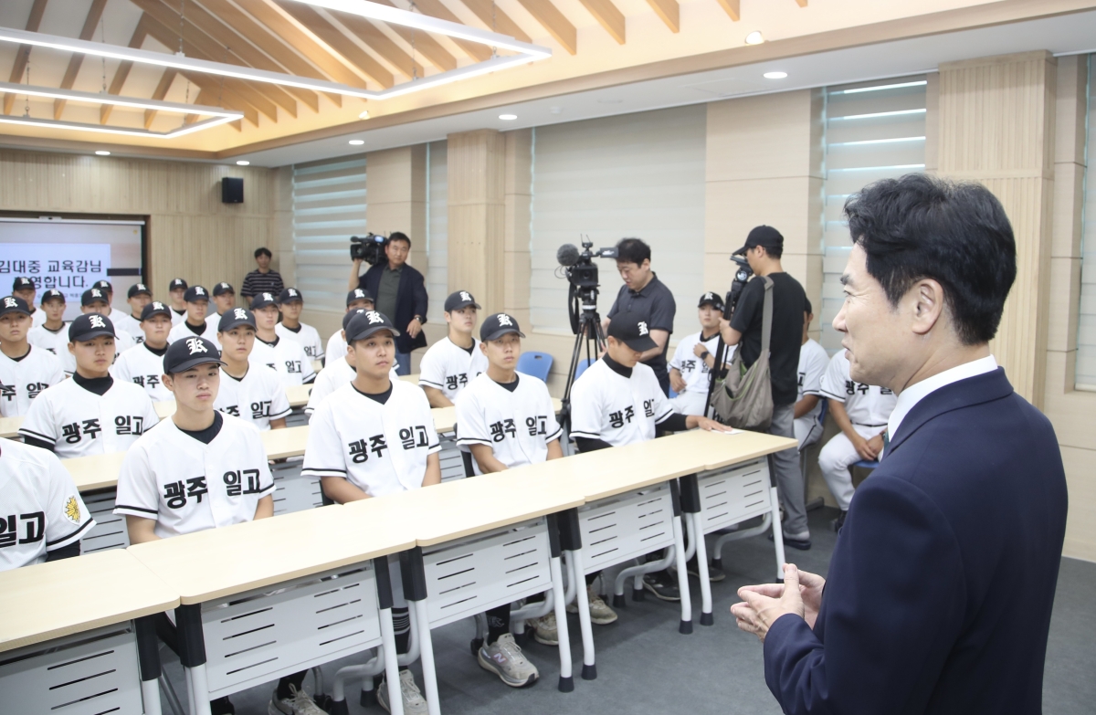 김대중 전남광주통합특별시교육감이 취임 첫날인 1일 오후 광주제일고등학교를 방문해 최근 전국대회 경기에서 상대 팀인 배재고 선수단의 지역 비하성 응원으로 상처를 입은 야구부를 위로하고 있다.