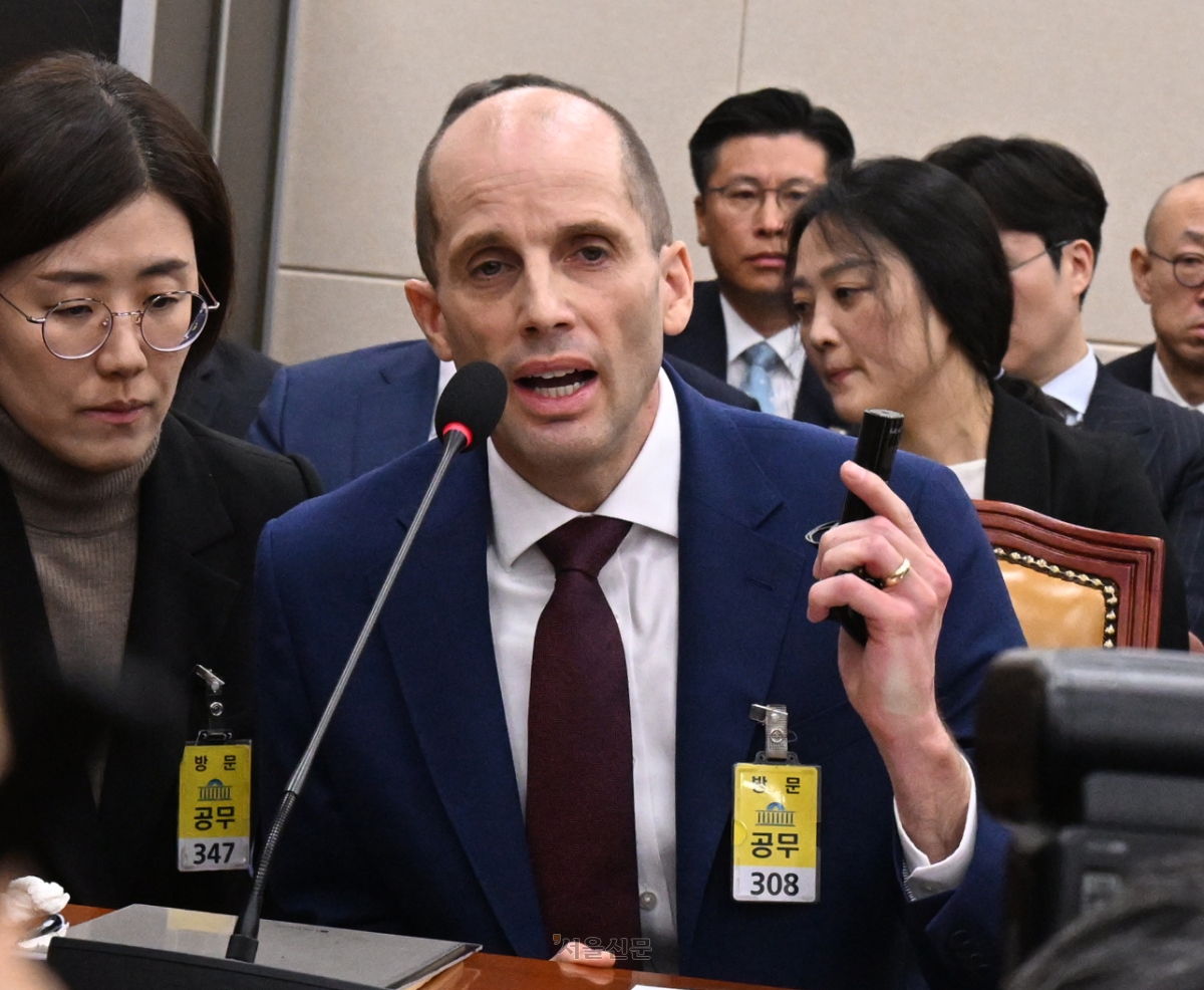 지난해 국회에서 열린 쿠팡 사태 관련 청문회에서 해롤드 로저스 쿠팡 대표이사가 발언하고 있다. 안주영 전문기자