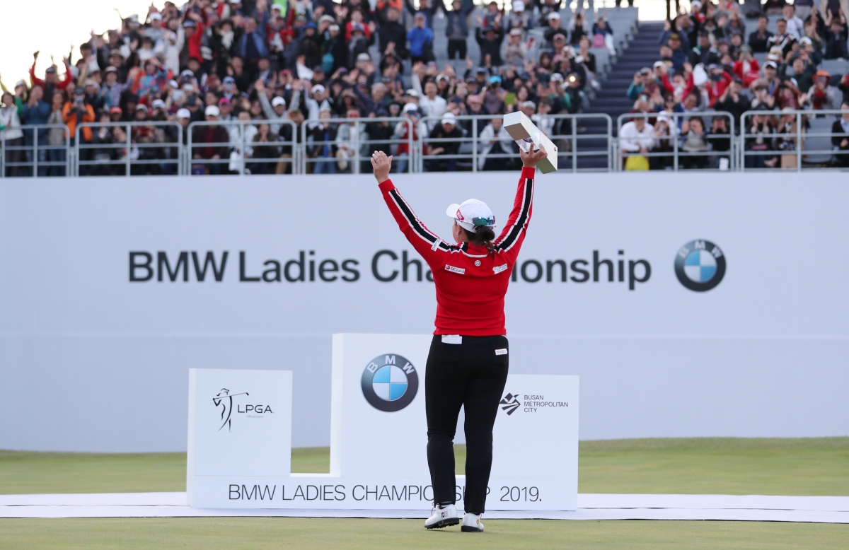 2019년 BMW 레이디스 챔피언십에서 우승한 장하나가 팬들의 환호에 답하고 있다. 장하나는 이 대회에 출전한 KLPGA투어 선수 30명 중 한명이었다.