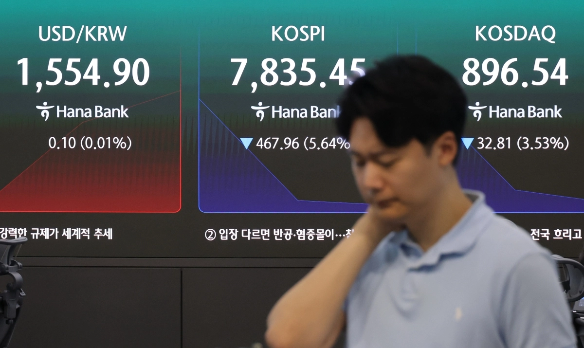 코스피가 급락 출발한 2일 서울 중구 하나은행 딜링룸 현황판에 코스피·코스닥 지수가 표시되고 있다. 2026.7.2. 연합뉴스