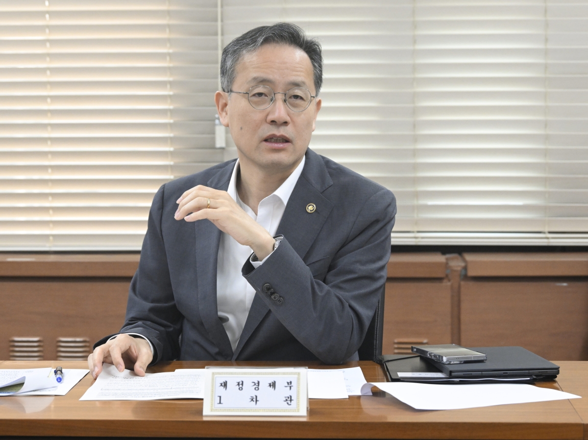 이형일 차관, 제71차 물가관계차관회의 주재     (서울=연합뉴스) 이형일 재정경제부 차관이 2일 서울 종로구 정부서울청사에서 열린 ‘제71차 물가관계차관회의’를 주재하고 있다. 2026.7.2 [재정경제부 제공. 재판매 및 DB 금지]     photo@yna.co.kr (끝)