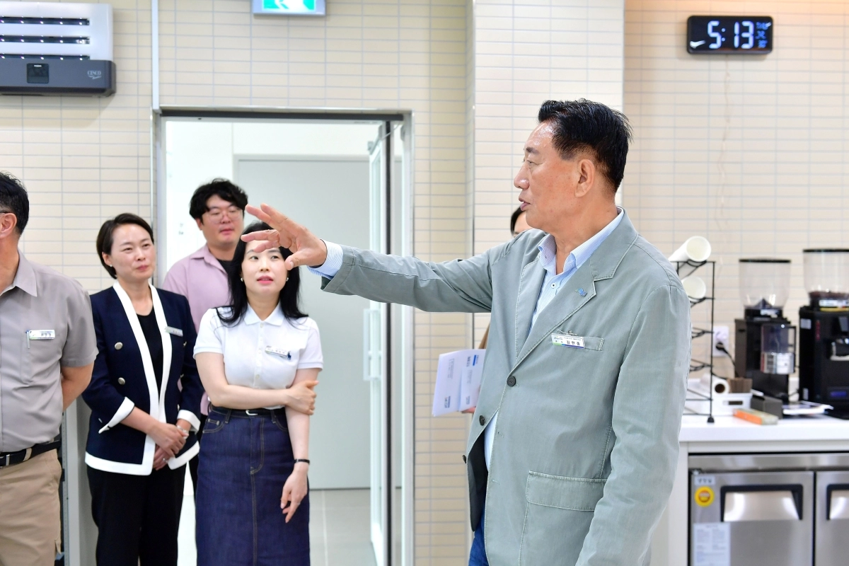 김한종 장성군수가 1일 개원을 앞둔 장성미식산업진흥원 내부를 둘러 보고 있다. (장성군 제공)