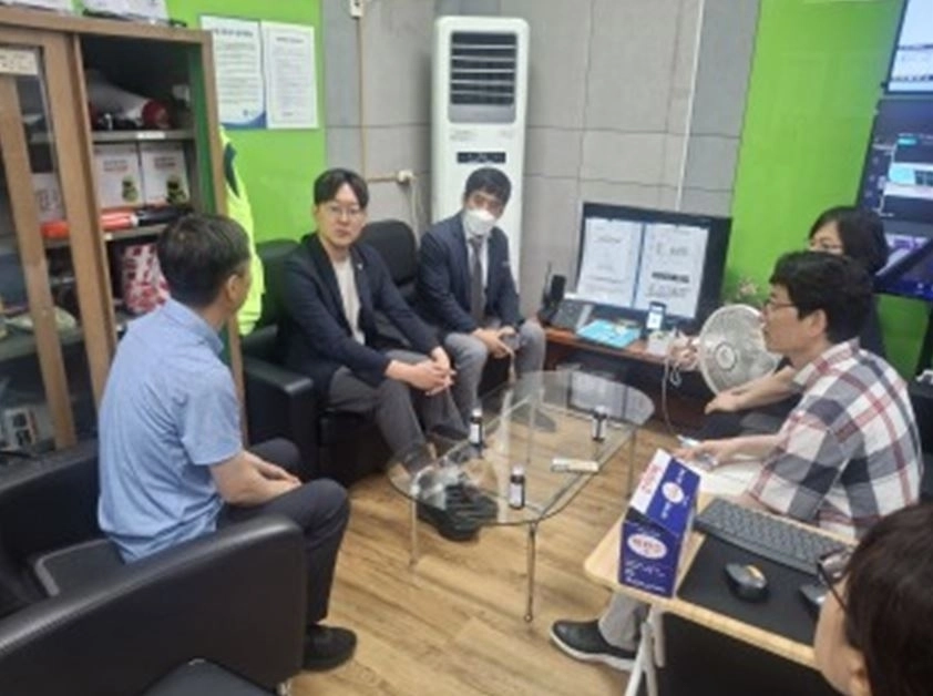 지난 1일 5호선 까치산역을 방문해 현장 상황을 점검한 고찬양 시의원. 서울시의회 제공