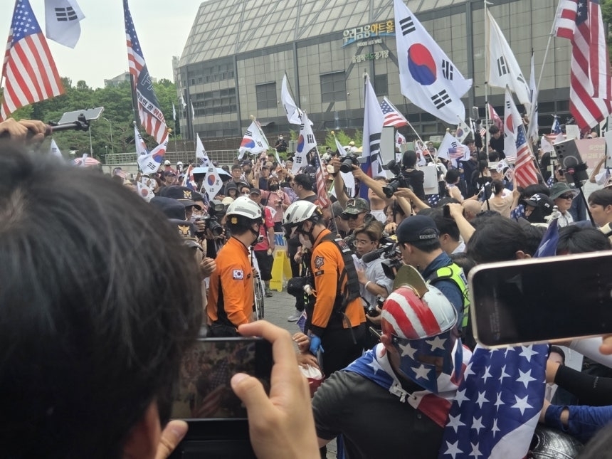 2일  국회국정조사특별위원회의 개표소 현장검증을 앞두고 서울 송파구 잠실 개표소 시위 현장에 시위대가 몰리며 긴장감이 고조되고 있다. 연합뉴스