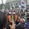 국조특위 방문 앞두고 잠실 개표소 앞 시위 참가자 간 충돌