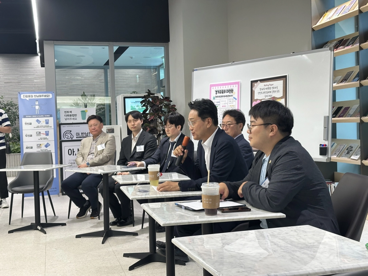 ▲ 안민석 경기도교육감이 기간제 사서교사 교원경력 인정 문제 해결을 위한 차담회에서 인사말을 하고 있다 (사진=경기도의회)