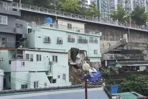 부산 서구 2층 다가구 주택 붕괴…주민 사전 대피해 인명피해는 없어