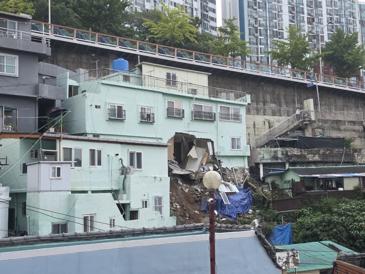2일 오전 5시 31분쯤 붕괴 사고가 일어난 부산 서구 암남동 한 다가구 주택. 부산소방재난본부 제공
