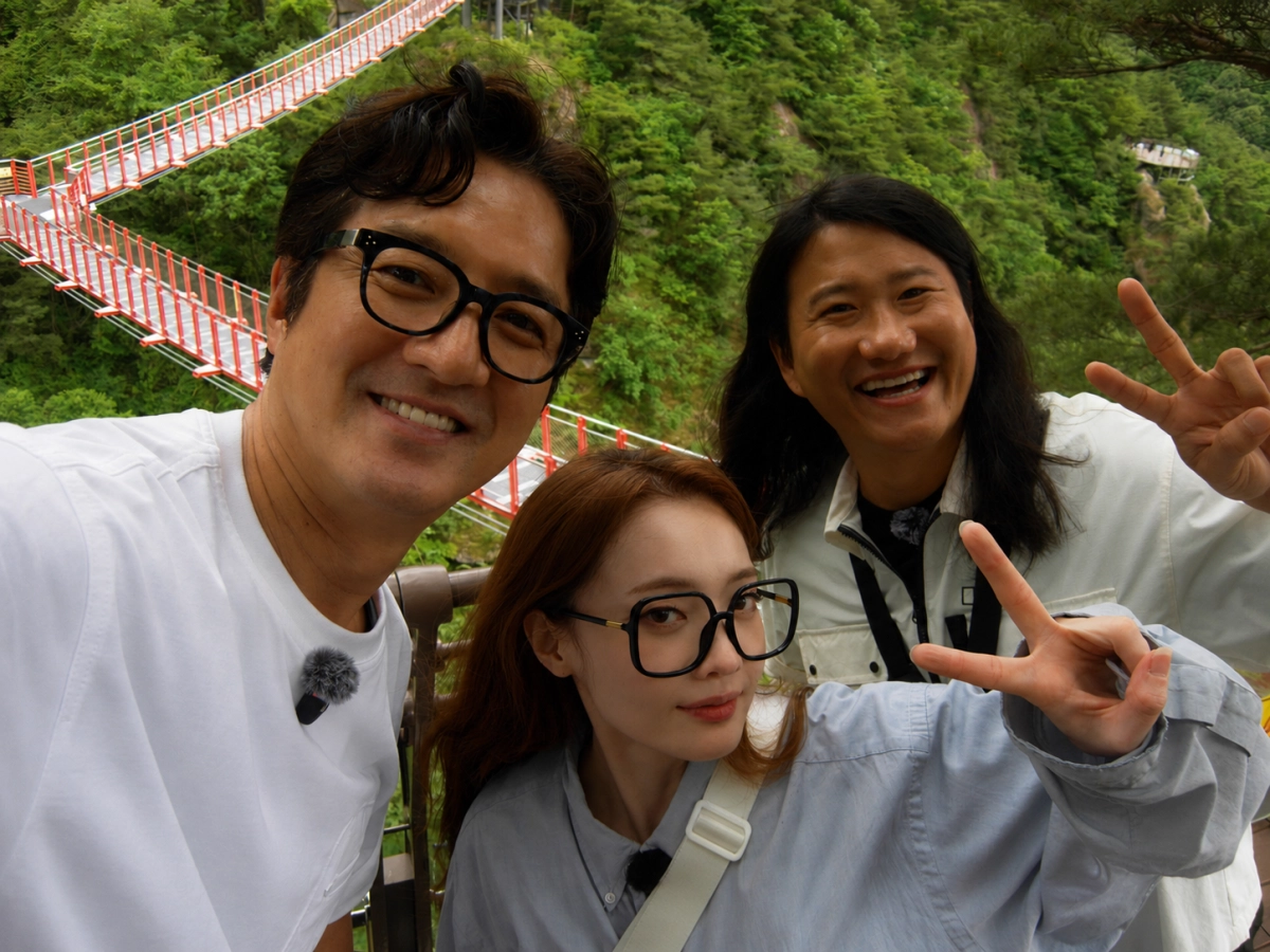 한국방송연기자협회 정준호 (왼쪽)이사장과 개그우면 나현영, 개그맨 임우일이 ‘숨홧’ 콘텐츠에 출연해 인구 감소지역의 숨겨진 매력을 소개하고 있다. 사진:한국방송연기자협회 제공.