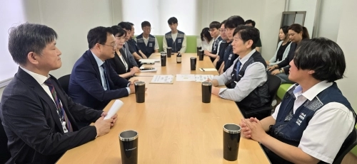 민경선 고양시장이 1일 고양시공무원노동조합을 방문해 노조 간부들과 대화하고 있다.