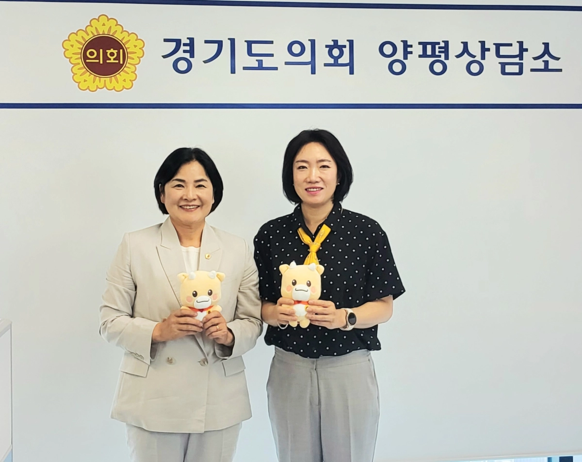 ▲ 제12대 경기도의회 윤순옥 의원(왼쪽)과 이혜원 의원(오른쪽)이 경기도의회 양평상담소에서 현장 중심의 소통 강화를 다짐하며 기념촬영을 하고 있다. (사진=경기도의회)