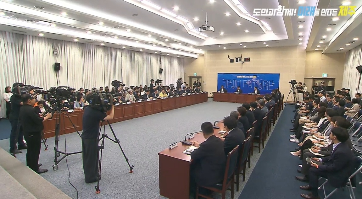 위성곤 제주지사가 2일 제주도청 탐라홀에서 열린 첫 확대간부회의를 유튜브로 생중계하고 있다. 이날 임기 제1호 행정명령으로 ‘도지사 직속 민생경제 상황실’ 운영을 지시했다. 제주도 제공 유튜브 영상 캡처