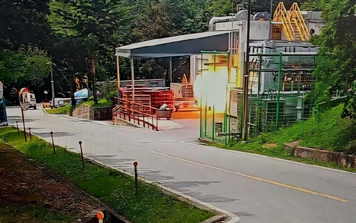 지난달 1일 대전 유성구 한화에어로스페이스 대전사업장 56동 세척실 폭발 순간을 담은 외부 폐쇄회로(CC)TV 영상 캡처. 더불어민주당 박정현 의원실 제공