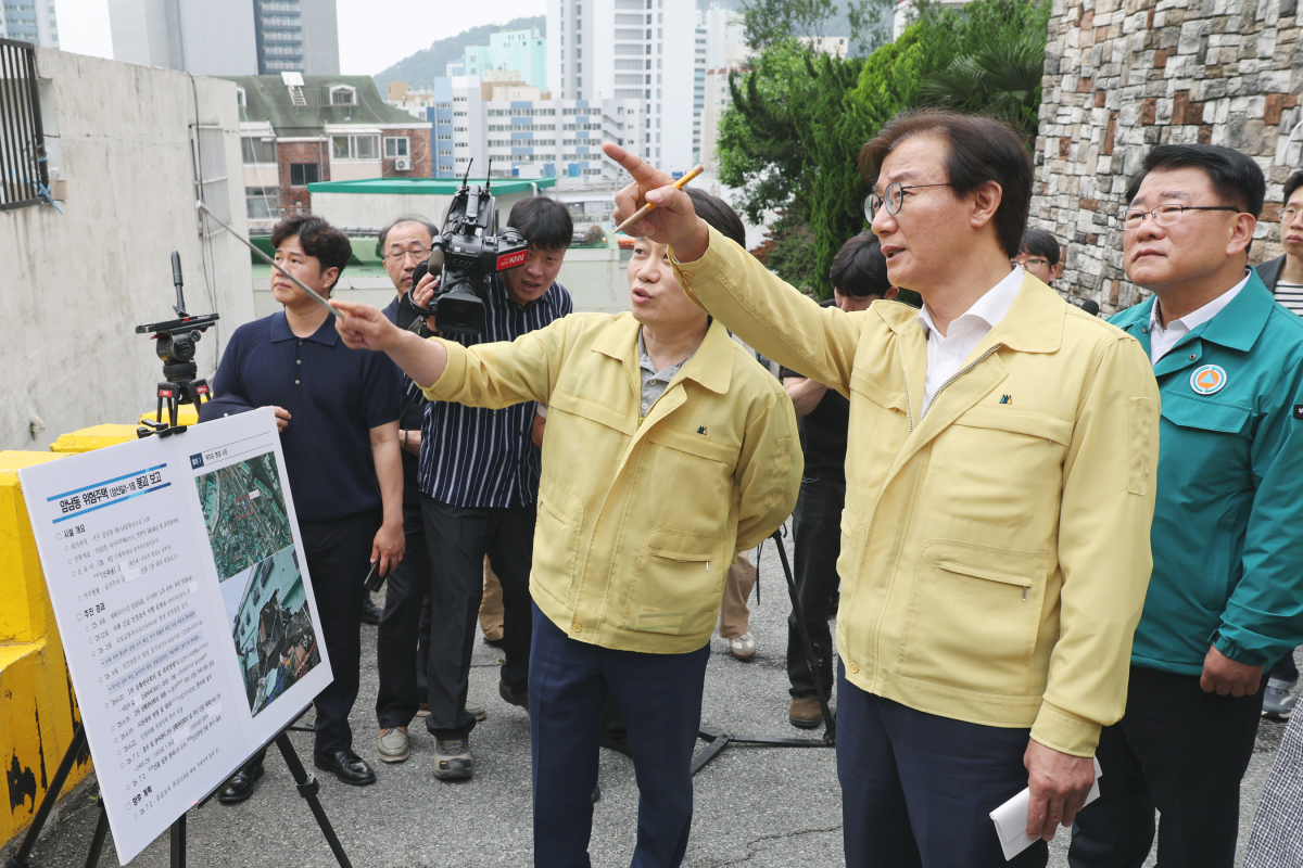부산  암남동  위험주택 붕괴 현장 찾은 전재수 부산시장. 부산시 제공