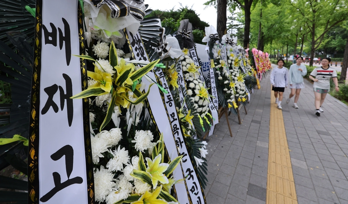 2일 서울 강동구 배재고등학교 앞에 배재고등학교 야구부를 비판하는 근조화환이 놓여 있다. 앞서 배재고 선수들은 지난달 29일 서울 목동구장에서 열린 제81회 청룡기 전국고교야구선수권대회에서 상대 팀인 광주제일고를 향해 “스타벅스 가야지”, “탱크데이” 등의 구호를 외쳐 논란이 됐다. 이에 대한야구소프트볼협회는 전날 스포츠공정위원회를 열고 배재고 야구부에 전국대회 출전 정지 6개월 중징계를 내렸다.  2026.7.2 뉴스1