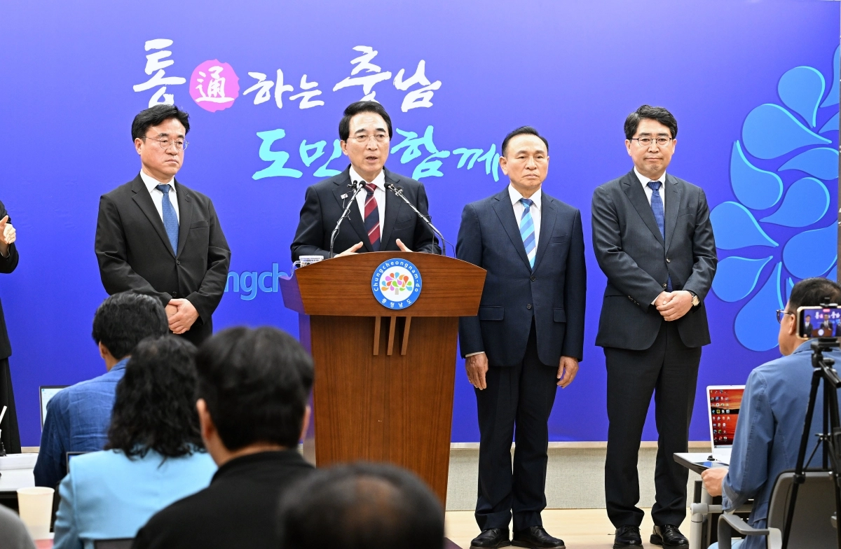 박수현 충남지사(왼쪽 두번째)가 2일 민선 9기 인선 기자회견을 하고 있다. 왼쪽부터 최재용 정책수석 내정자, 박 지사, 구본영 정무부지사 내정자, 맹정호 정무수석 내정자. 도 제공