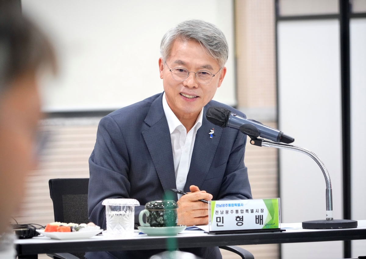 민형배 전남광주통합특별시장이 2일 한국수자원공사 영산강·섬진강유역본부를 방문, 서남권 반도체 팹 조성에 대비한 안정적인 용수 공급방안을 논의하고 있다. 전남광주통합특별시 제공