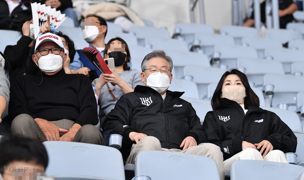 김응용 전 감독(왼쪽)이 지난 2021년 당시 더불어민주당 대선 후보였던 이재명 대통령(가운데) 부부와 함께 프로야구 한국시리즈 4차전을  지켜보고 있다. 김 전 감독은 요즘도 틈나는대로 중학교와 리틀야구 현장을 찾아다닌다.                          서울신문DB