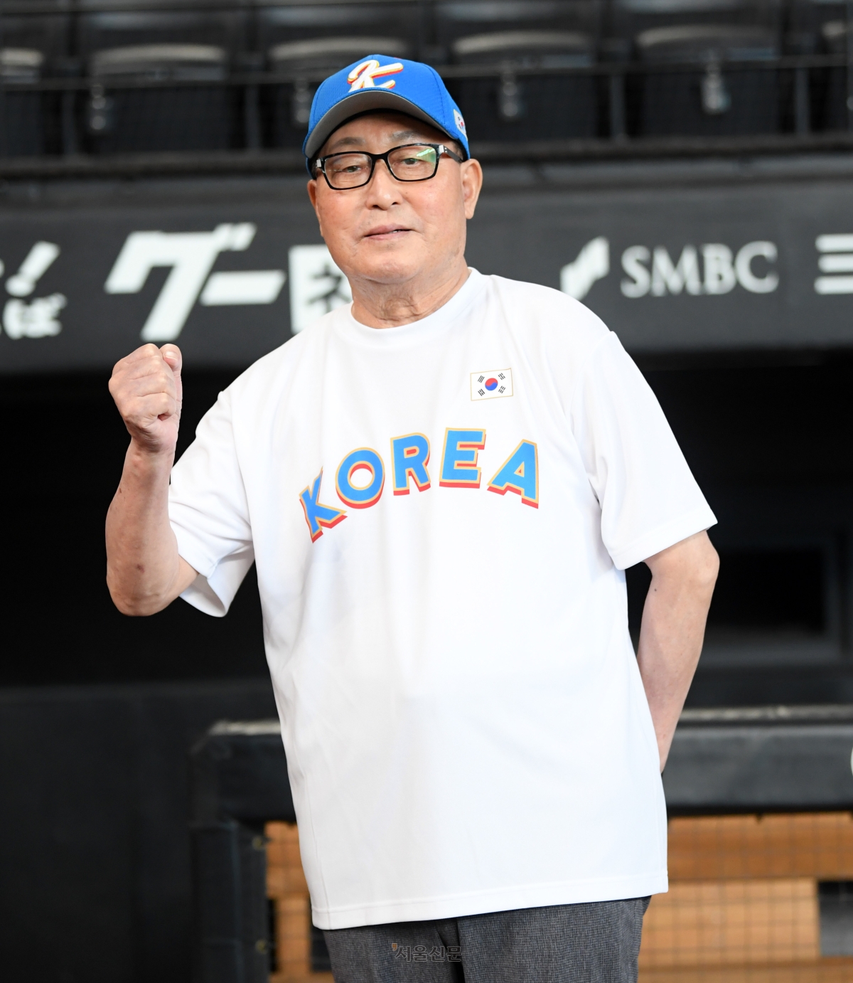 김인식 전 감독이 지난 2024년 일본 홋카이도에서 열린 한일 드림 플레이어즈 게임을 앞두고 포즈를 취하고 있다.                                        서울신문DB