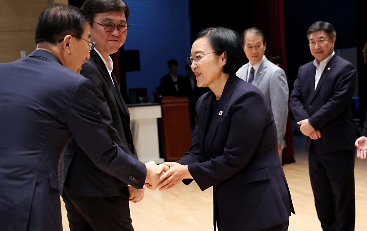 취임식 뒤 인사 나누는 한성숙 총리