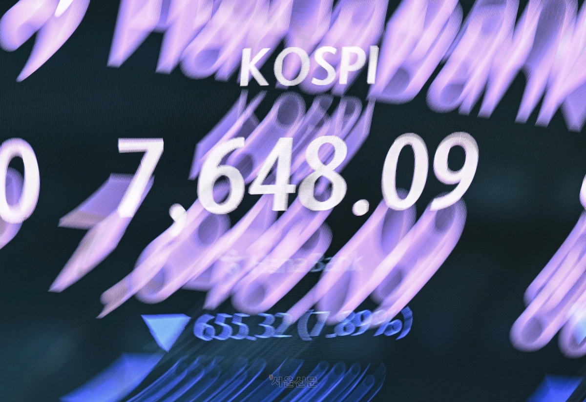 2일 서울 중구 하나은행 본점 딜링룸에 종가가 표시돼 있다. 이날 코스피는 전장 대비 655.32p(7.89%) 내린 7648.09에, 코스닥은 62.63(6.74%) 내린 866.72에 거래를 마쳤다. 2026.7.2 이지훈 기자