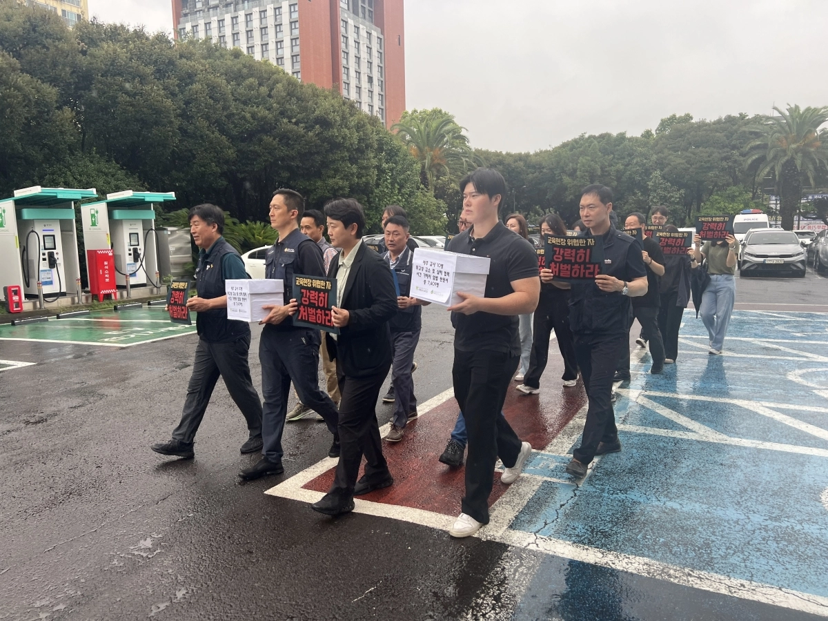 제주교사노동조합과 초등교사노동조합 등 10개 노조 단체가 지난해 8월 11일 제주동부경찰서에 무고성 고소와 살해 협박 사건 가해자 구속기소와 엄벌 탄원을 요구하는 탄원서를 전달하러 이동하고 있다. 제주교사노조 제공