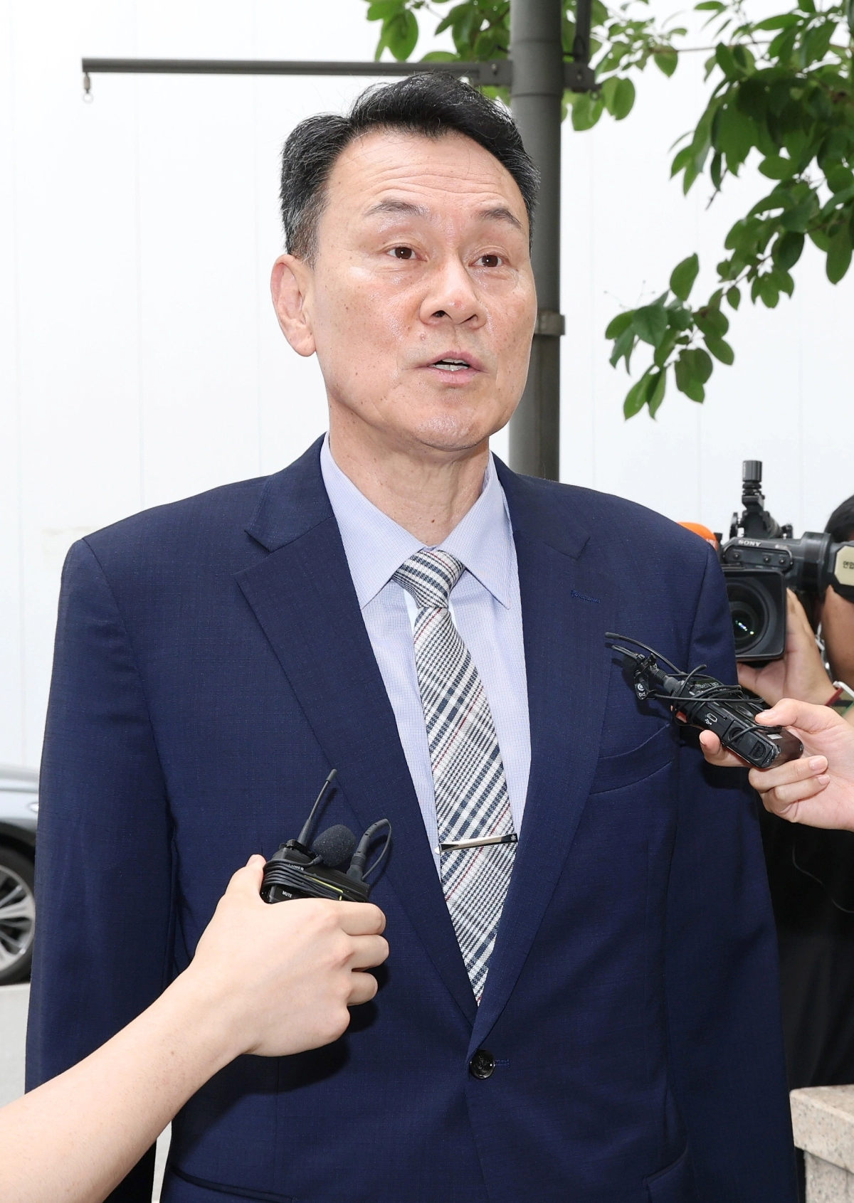 김명수 전 합동참모본부 의장이 지난달 22일 경기 과천시 2차 종합특검 사무실에 출석하고 있다. 연합뉴스